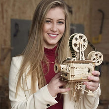 Lade das Bild in den Galerie-Viewer, ROKR 3D-Holz-Puzzle Filmprojektor 'Vitascope' Modellbausatz