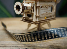 Lade das Bild in den Galerie-Viewer, ROKR 3D-Holz-Puzzle Filmprojektor 'Vitascope' Modellbausatz
