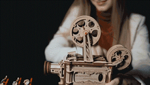 Lade das Bild in den Galerie-Viewer, ROKR 3D-Holz-Puzzle Filmprojektor 'Vitascope' Modellbausatz
